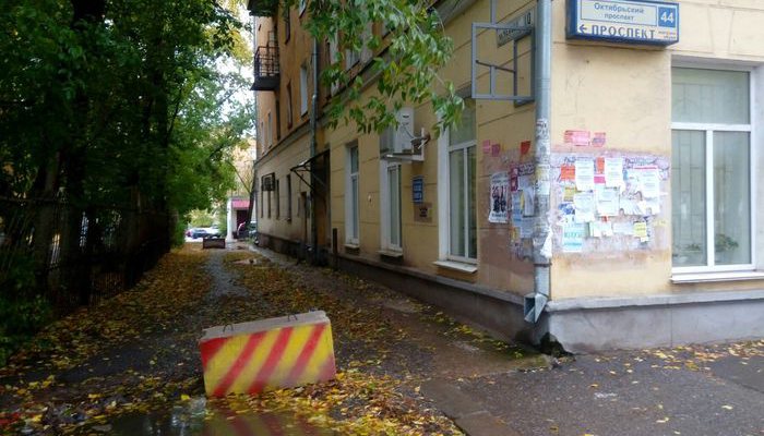 Стало известно, кто и зачем установил бетонные блоки на улице Чехова