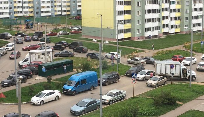 Началось: в России появляются платные парковки во дворах