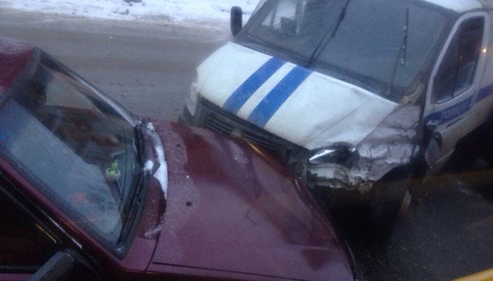 На Пугачева - Щорса произошло масштабное ДТП с участием полицейской машины