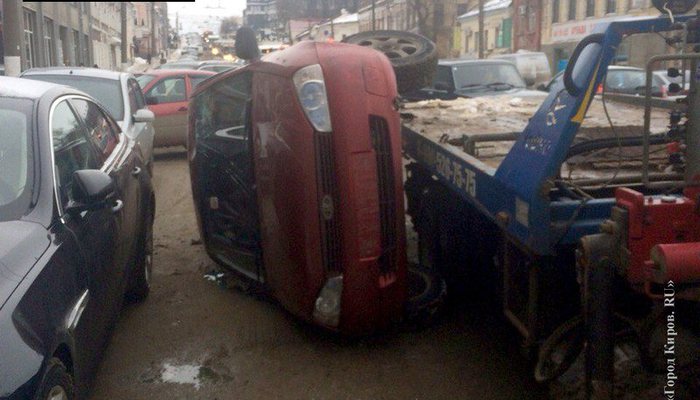 В Кирове владелец эвакуатора избил водителя, который уронил «Калину» на «Ягуар»