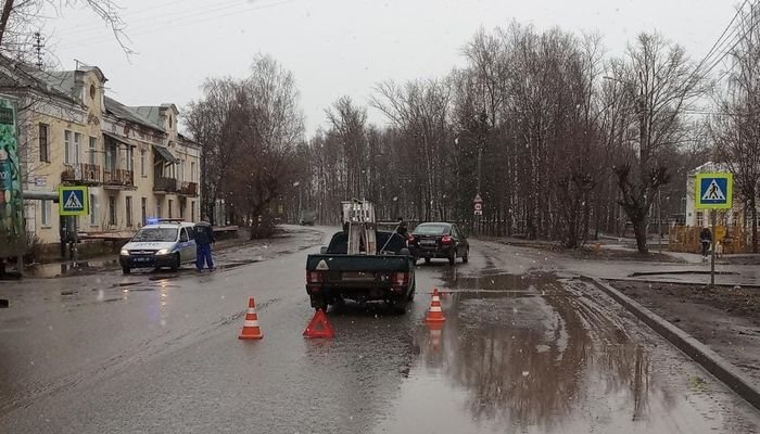В Кирове «Иж» врезался в «Гранту»: пострадали два человека