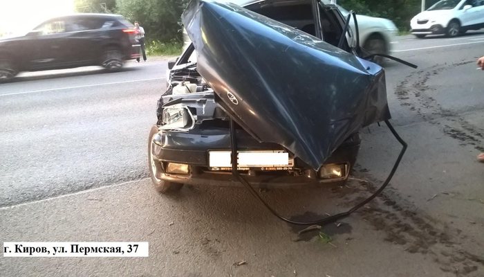 В Кирове автомобиль вылетел в кювет и врезался в дерево