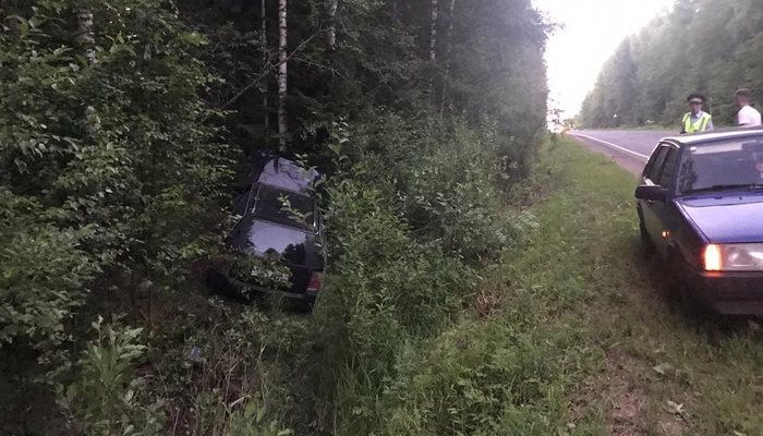 В Кировской области водитель Volkswagen Passat вылетел в кювет