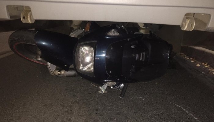 В Кирове мотоциклист врезался в автомобиль и залетел под автобус