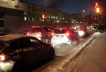 Утро началось с двухкилометровой пробки на Октябрьском