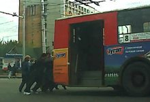 Кировский троллейбус - «Не хочешь ехать сам? Пассажиры помогут!»