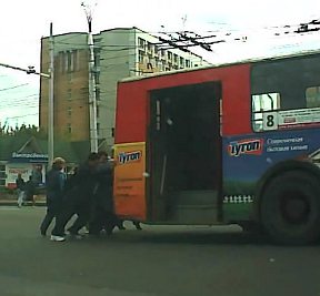Кировский троллейбус - «Не хочешь ехать сам? Пассажиры помогут!»