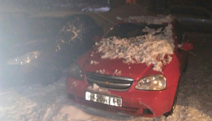 В Кирове на машину  упала глыба  льда 