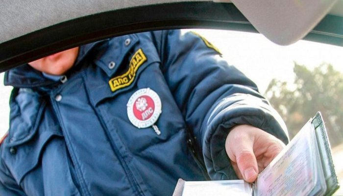 Бесправника будут судить за попытку дать взятку кировскому автоинспектору
