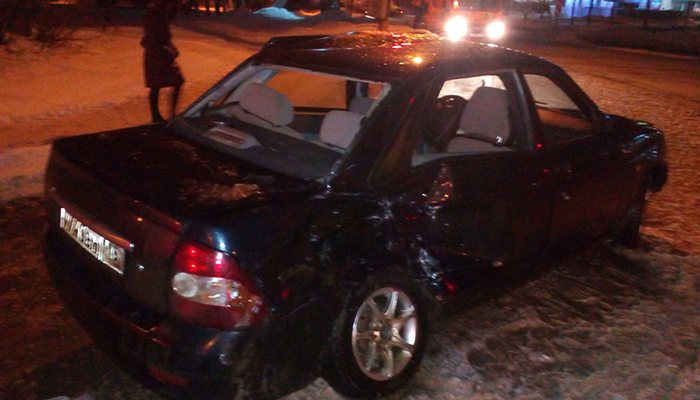 В Кирове в новогоднюю ночь столкнулись три автомобиля