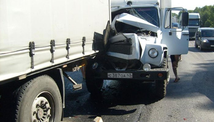 В Орловском районе грузовик врезался в припаркованную фуру 