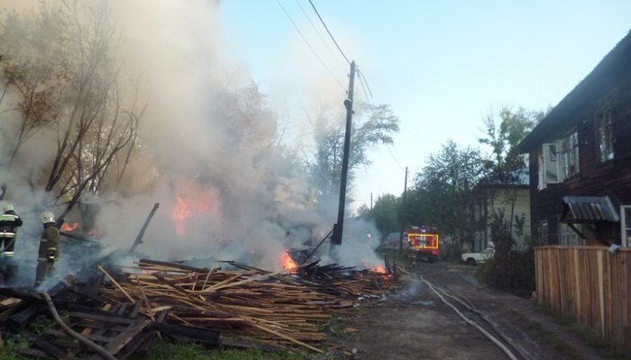 При пожаре на Украинской загорелись грузовик и иномарка