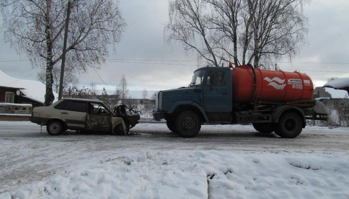 В поселке Ленинское КО-520Д врезался в «девяносто девятую»