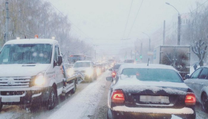 Снегопад усугубил ситуацию на дорогах Кирова