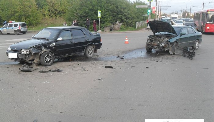 В Кирове столкнулись две легковушки: пострадали оба водителя