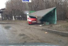 У авторынка «Хендай» въехал в остановку