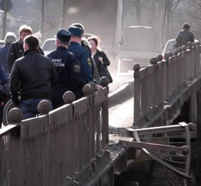 «Волга» протаранила ограждения и упала с моста в реку