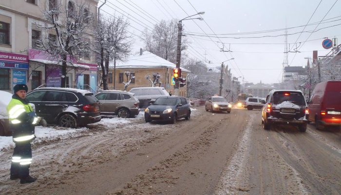 На Воровского автоледи на «БМВ» протаранила «Рено»: пострадала женщина