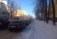 Автомобилисты паркуются под знаками, запрещающими парковку