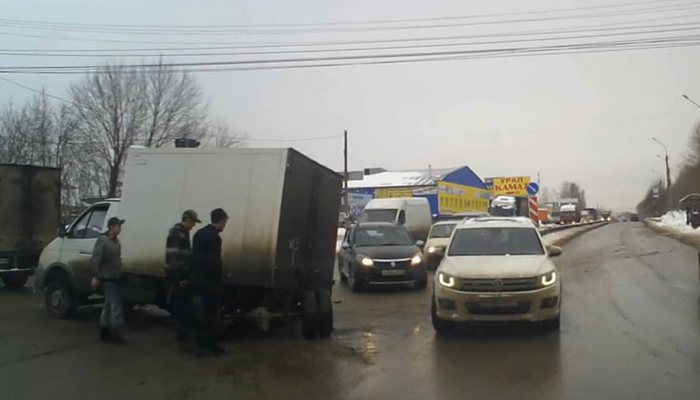 В Кирове водитель «Газели» на ходу потерял  колеса