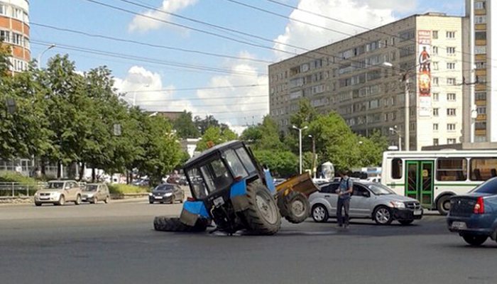 В Кирове у трактора отпало колесо