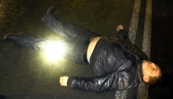 Пьяный пешеход заснул прямо на проезжей части улицы Ленина