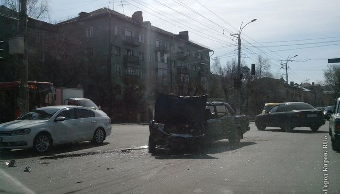 У ДК «1 мая» лоб в лоб столкнулись две «Лады»