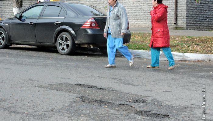 Ямочный ремонт кировских дорог: «заплаток» хватает на сезон