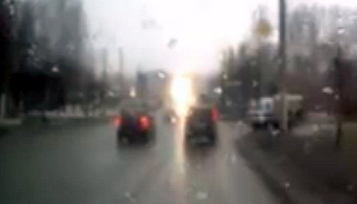 В Кирове водитель запечатлел «фонтан» искр на электросети
