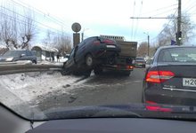 ДТП на Производственной: "Лада" врезалась в ограждение (ФОТО)