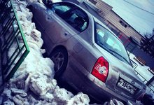 В Кирове «Хендай» «замуровали» под снежными глыбами