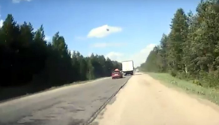 Советский тракт: водители вынуждены 2 километра ехать по обочине