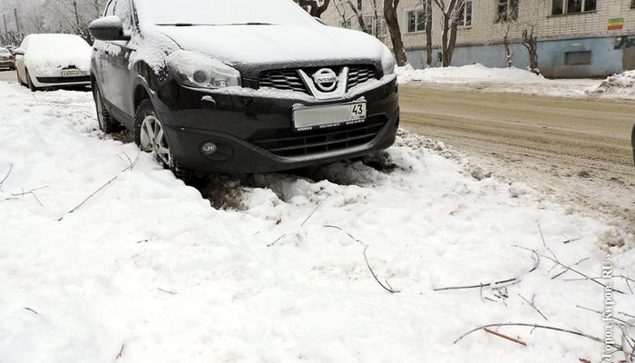 За оставленные на проезжей части машины кировчан могут оштрафовать на 5 тысяч рублей