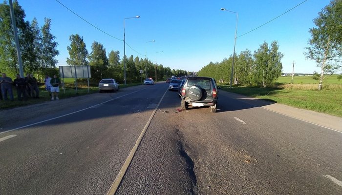 В Кировской области столкнулись 4 легковушки: есть пострадавшие
