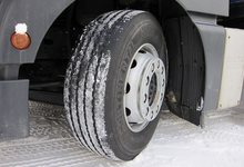 На трассе Киров-Пермь полиция помогла выбраться из кювета водителю МАНа