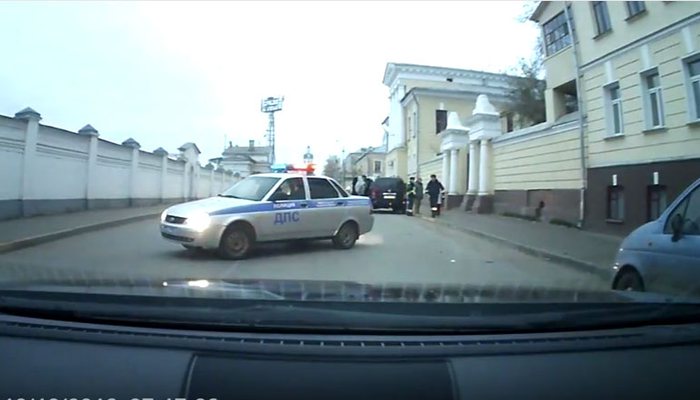 На Казанской у сотрудника ДПС укатилась служебная машина