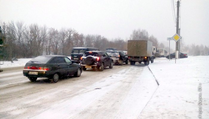 Cнегопад в Кирове стал причиной заторов на дороге