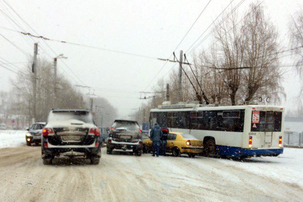 Снегопад в Кирове вызвал коллапс: на дорогах застревают фуры