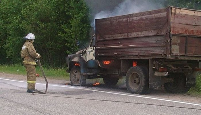 В Кировской области на трассе загорелся ГАЗ