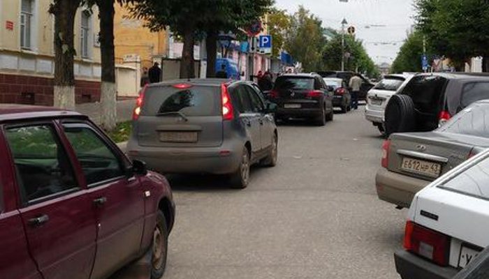 ДТП в Кирове: по Московской машины выезжали задним ходом