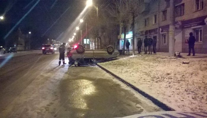 На Воровского пьяный водитель на машине врезался в дерево