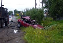 Фура протаранила легковушку, стоящую на обочине