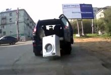ДТП. Девушки потеряли на дороге стиральную машину [видео]