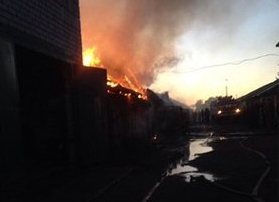 На окраине Кирова сгорели 6 гаражей 