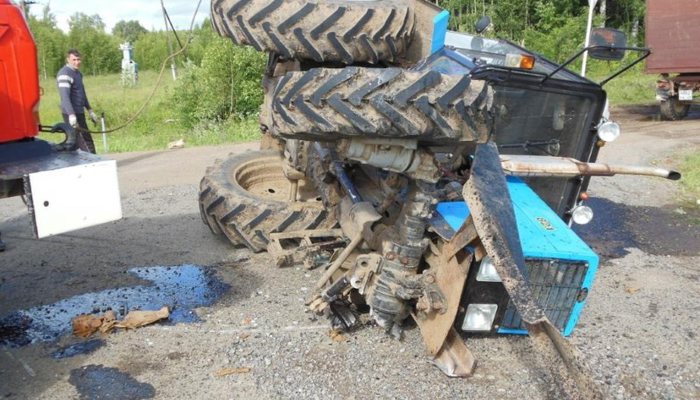 На Советском тракте ВАЗ столкнулся с трактором: погиб человек