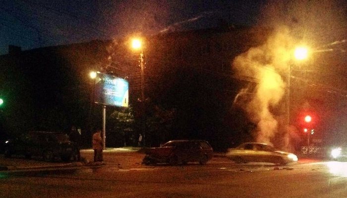 Ночное ДТП на перекрестке Горького-Воровского: одна из машин загорелась