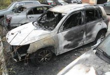 Ночью во дворе дома сгорели 3 автомобиля