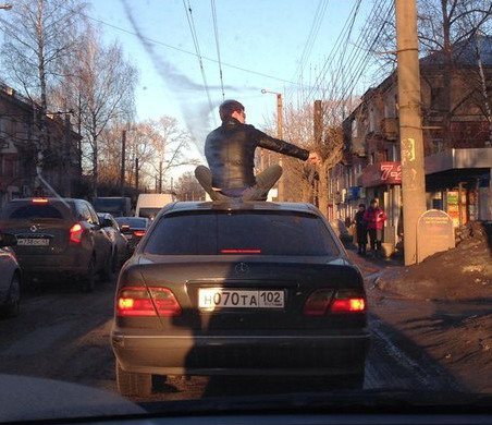 Молодой человек прокатился по Кирову на крыше иномарки