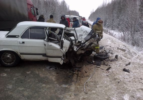 В аварии на трассе «Вятка» «Волга» осталась без капота