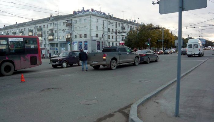 Авария на Воровского: «Тундра» врезалась в Kia Rio